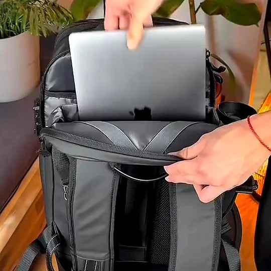 Laptop wird aus dem gepolsterten Laptopfach des Expandura Pro gezogen