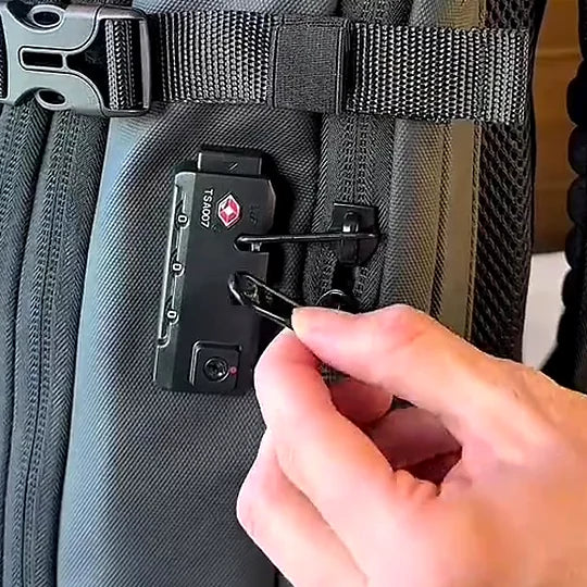 TSA-Zahlenschloss am Expandura Pro, die Reißverschluss-Zipper werden eingehängt