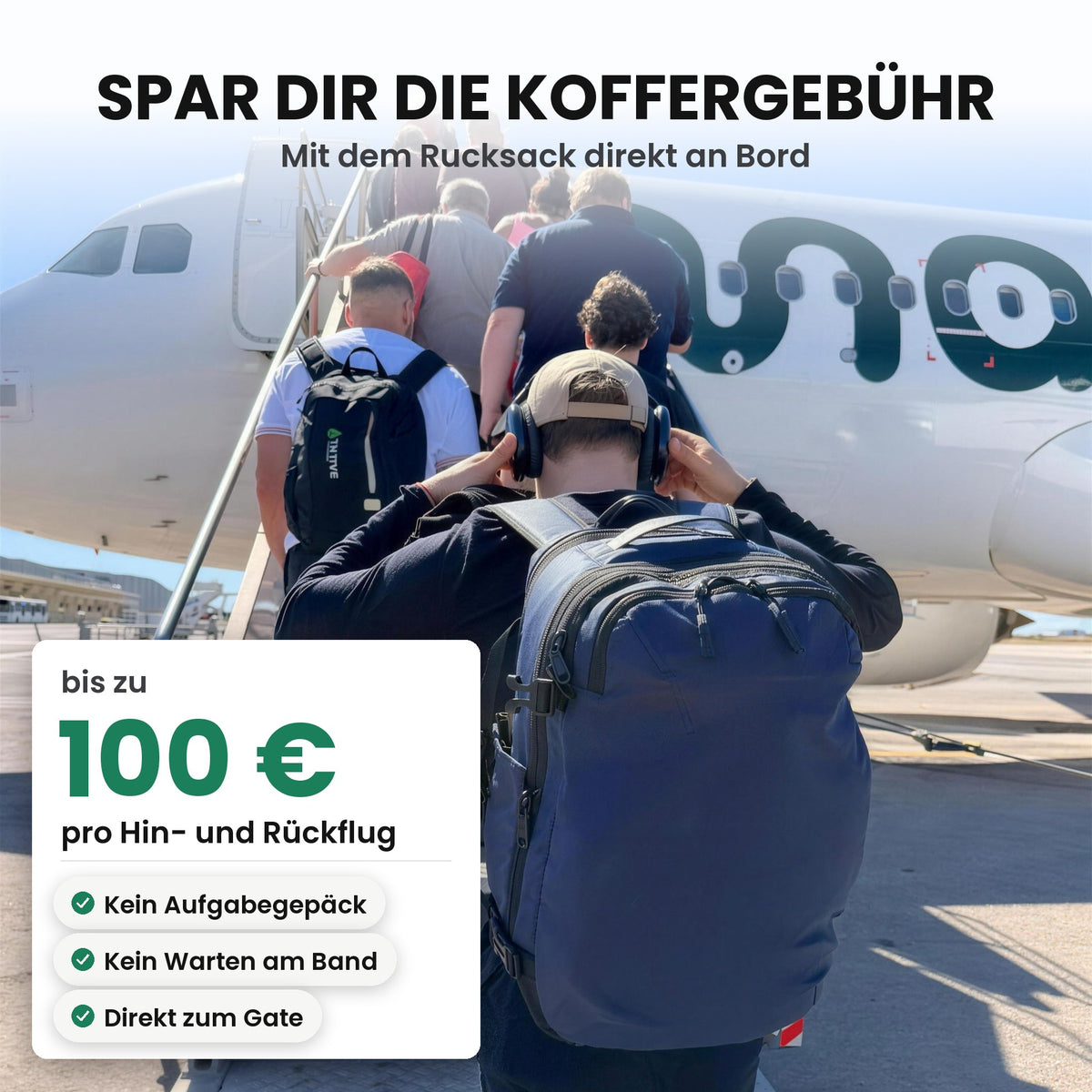 Reisender mit Expandura Pro beim Einsteigen ins Flugzeug: bis zu 100 € Koffergebühr pro Hin- und Rückflug sparen