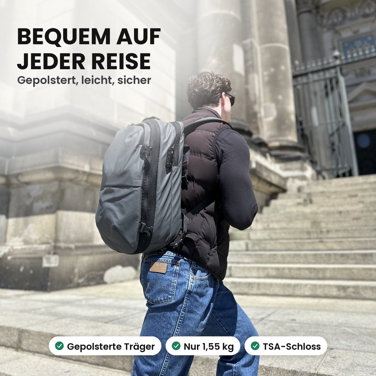 Reisender mit Expandura Pro in Grau auf einer Treppe: gepolsterte Träger, 1,55 kg, TSA-Schloss