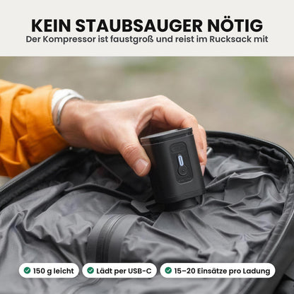 Faustgroßer Vakuum-Kompressor am Ventil: kein Staubsauger nötig, er reist im Rucksack mit (150 g, USB-C)