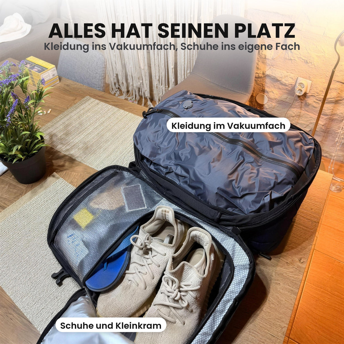 Geöffneter Expandura Pro: Kleidung im Vakuumfach, Schuhe und Kleinkram im eigenen Fach