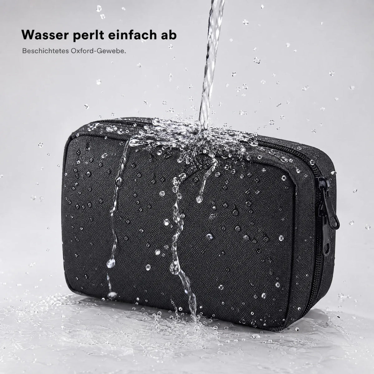 Wasser perlt von der Expandura Kulturtasche ab