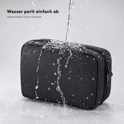 Wasser perlt von der Expandura Kulturtasche ab
